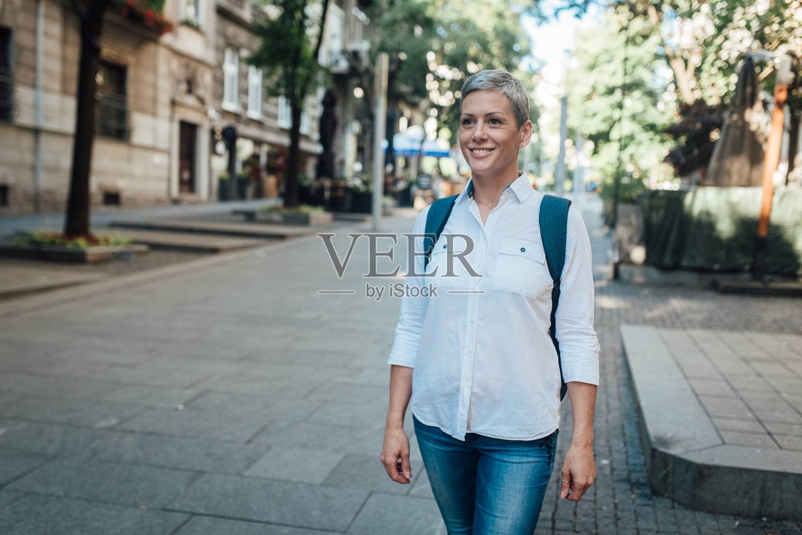 女人在度假观光城市照片摄影图片