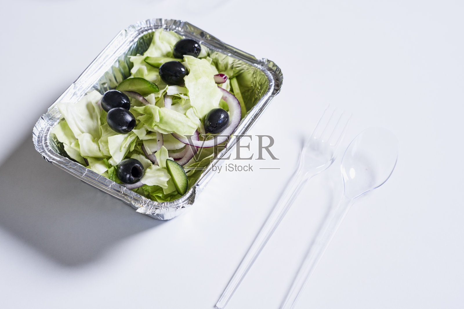 带走的食物。有机健康沙拉外卖。新鲜有机沙拉照片摄影图片