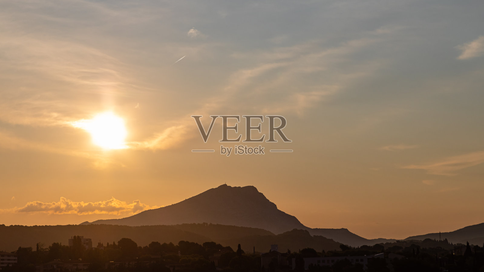 圣维克多山在夏日清晨的阳光下照片摄影图片