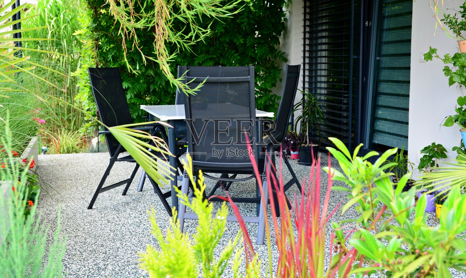 长满鲜花和植物的户外露台照片摄影图片