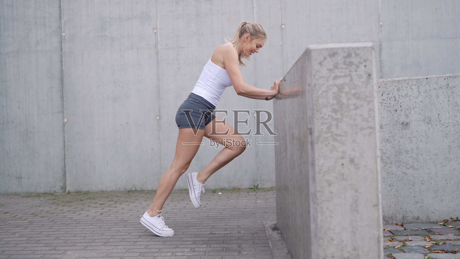 女运动员在障碍物附近运动照片摄影图片