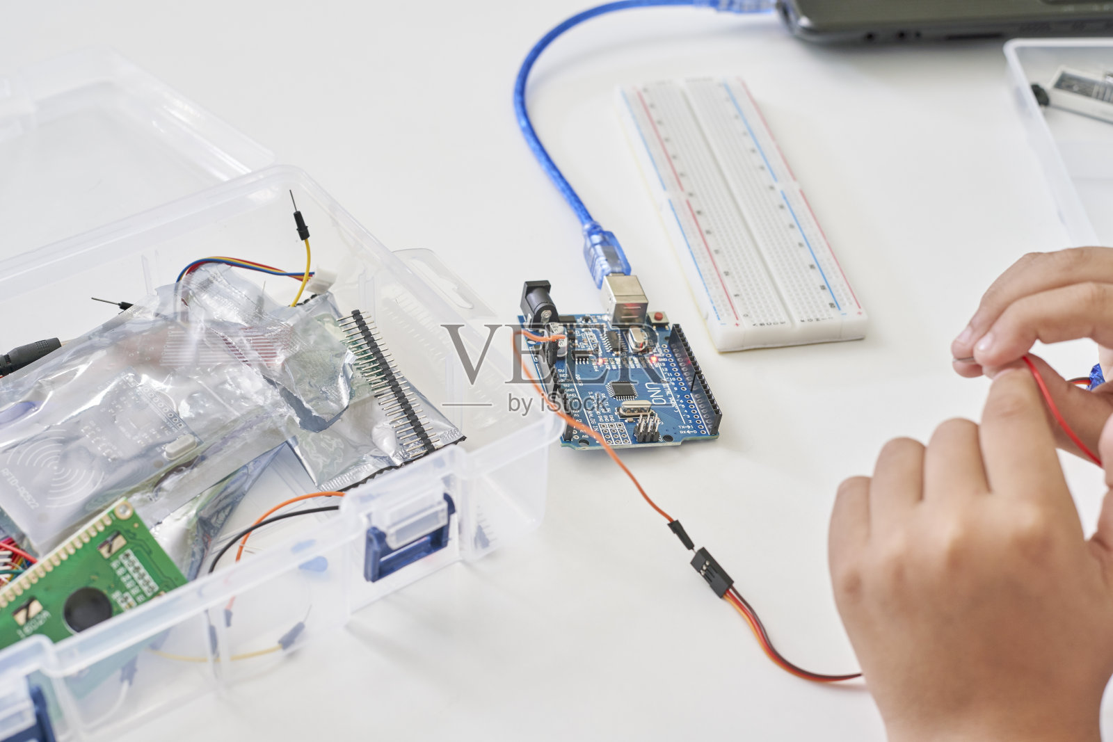 聪明的孩子和STEM教育照片摄影图片