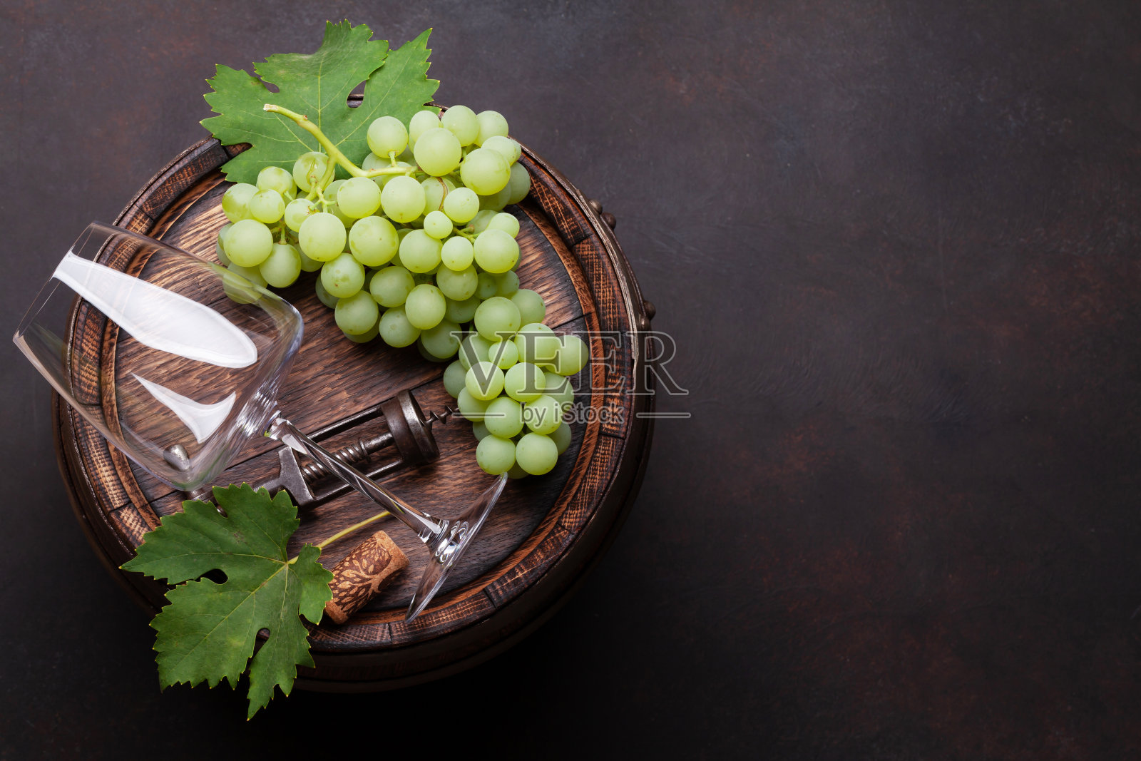 酒杯和旧酒桶上的白葡萄照片摄影图片