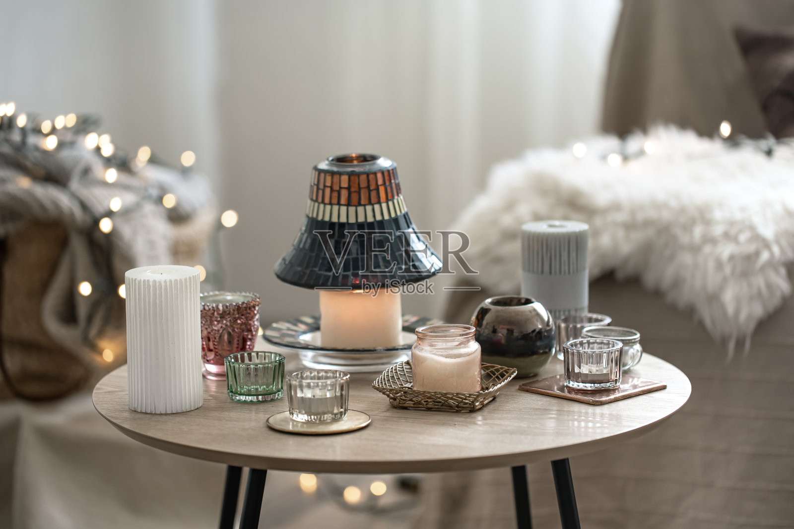 室内点着蜡烛的温馨构图。照片摄影图片