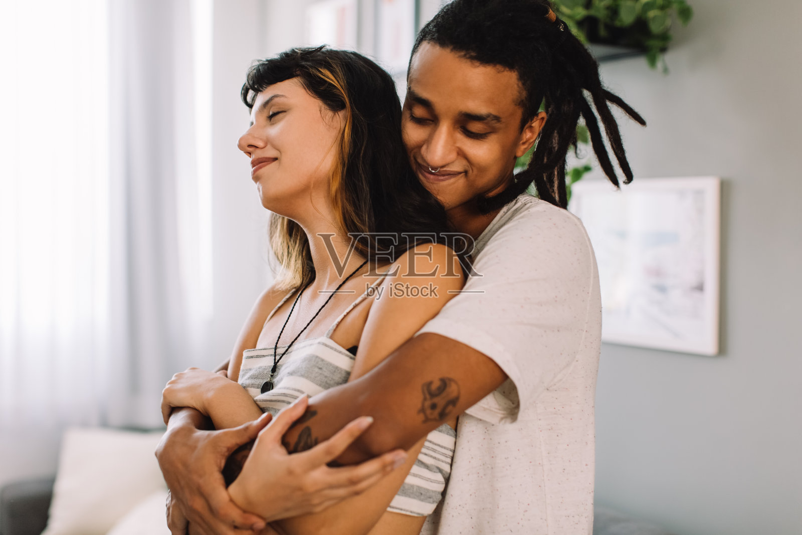 年轻情侣在室内互动照片摄影图片