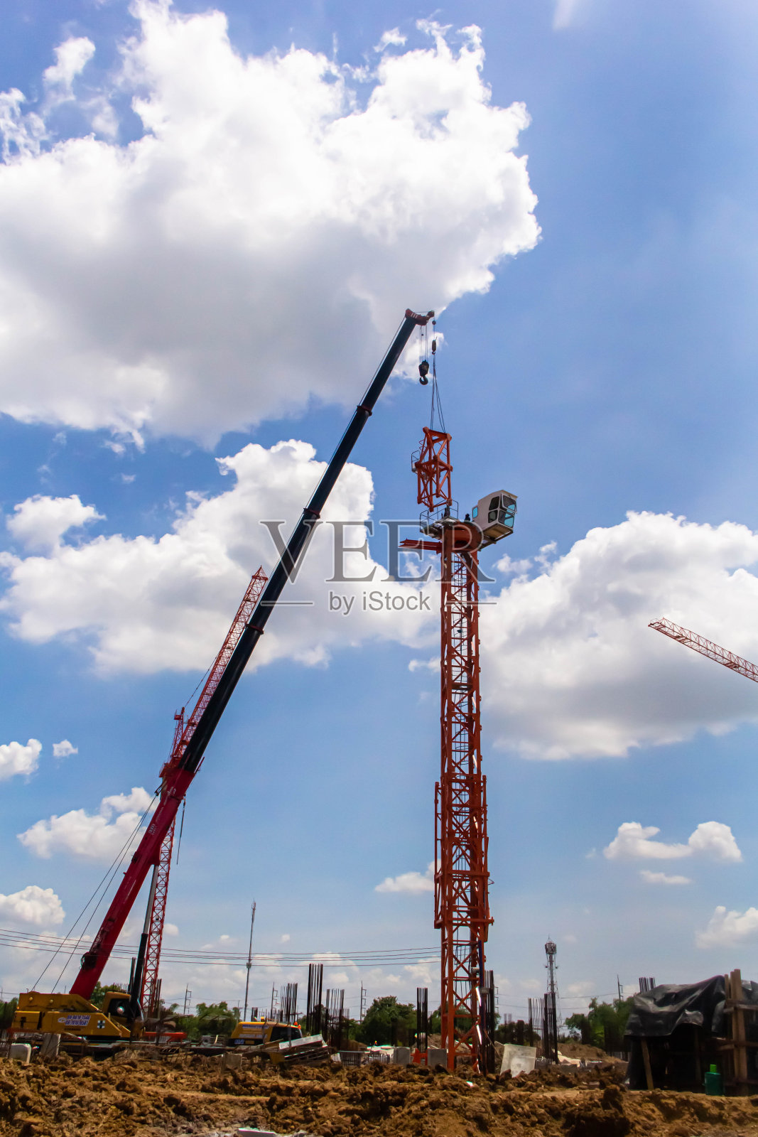 Counter Jib安装完成。红色移动式起重机吊起一段黄色塔式起重机照片摄影图片