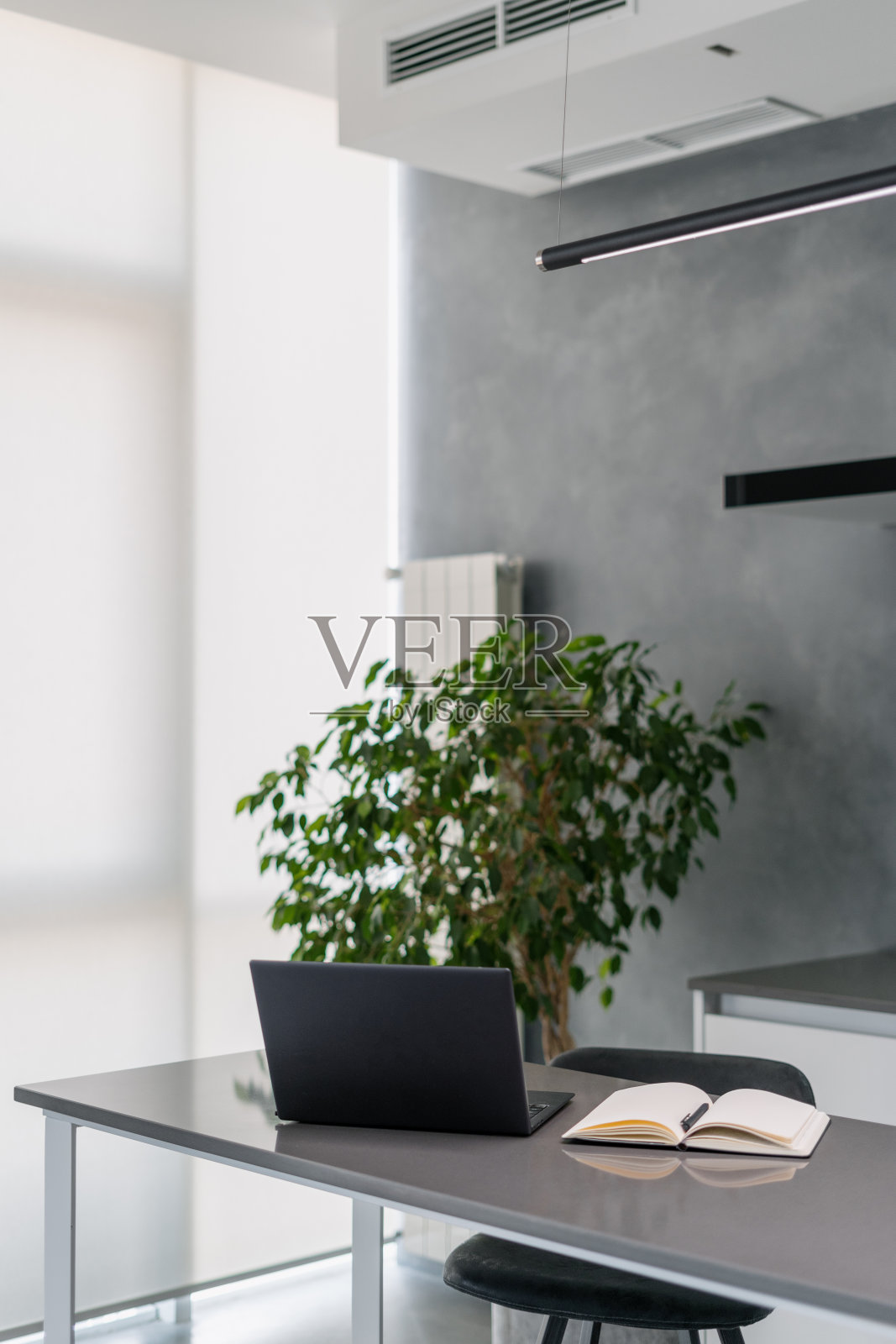 光滑的桌子上有笔记本电脑和打开的笔记本电脑照片摄影图片