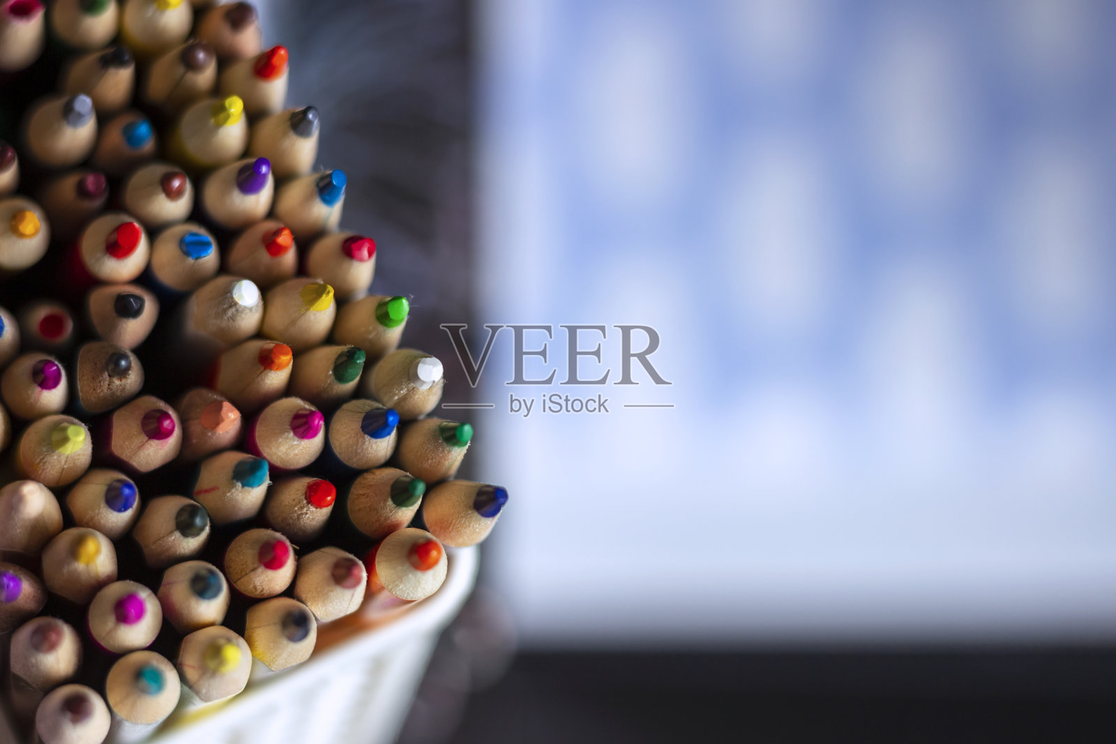 文具架上竖着许多彩色铅笔。照片摄影图片