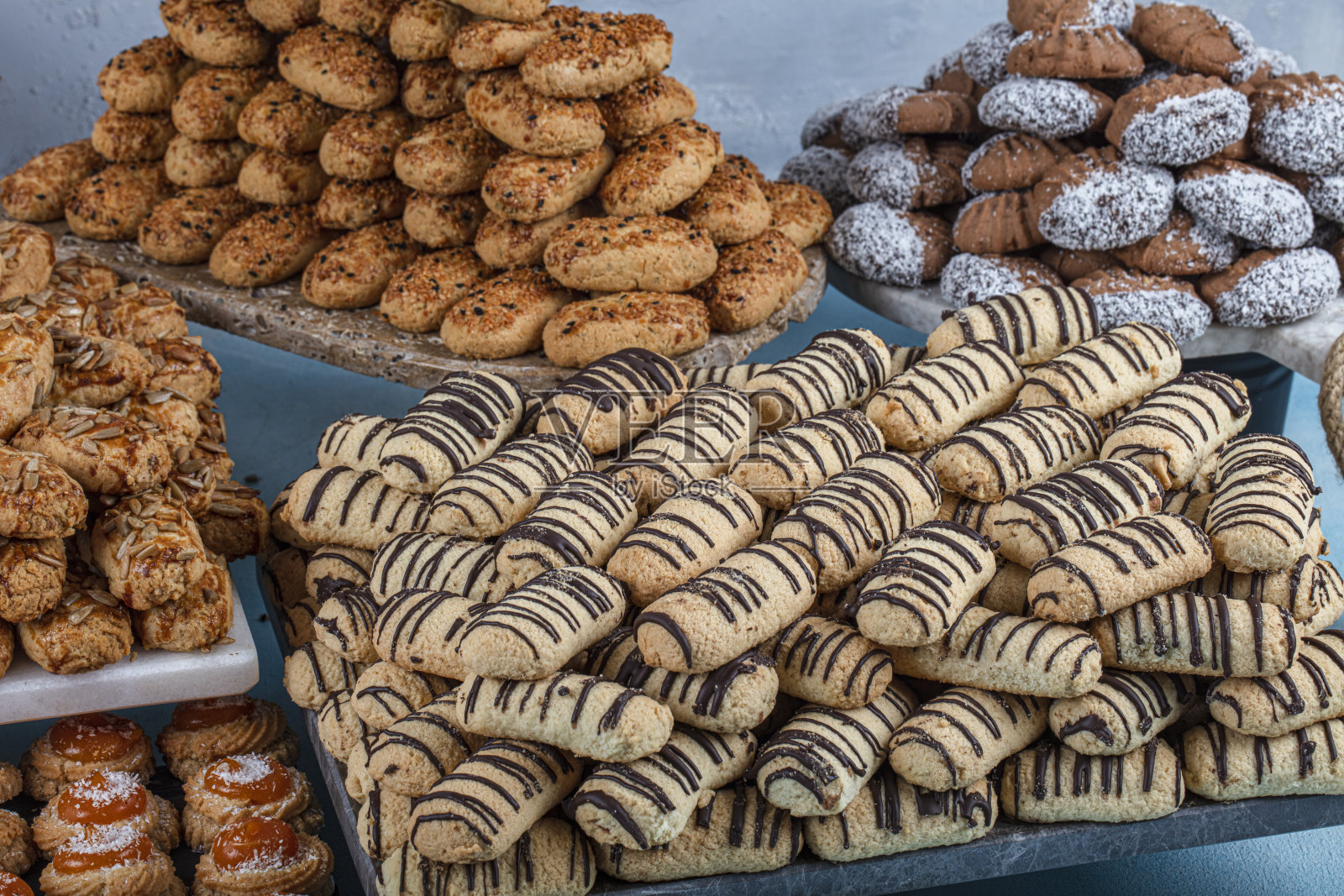 土耳其菜;新鲜脆饼干。糕点店出售饼干。(kahk、饼干、小蛋糕)。俯视图与关闭。照片摄影图片