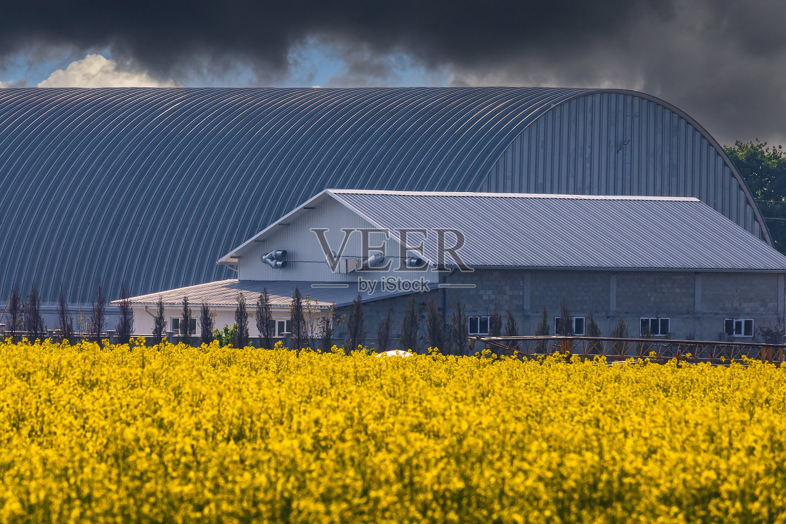 农业机库或粮食仓库。乡村农场背景照片摄影图片