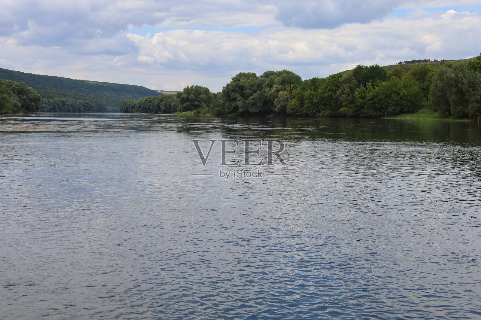 河水水面非常美丽。自然的绿色背景。照片摄影图片