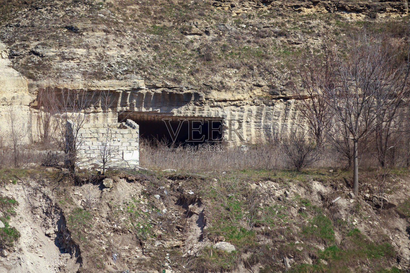 我在岩石里。自然资源的开采。照片摄影图片