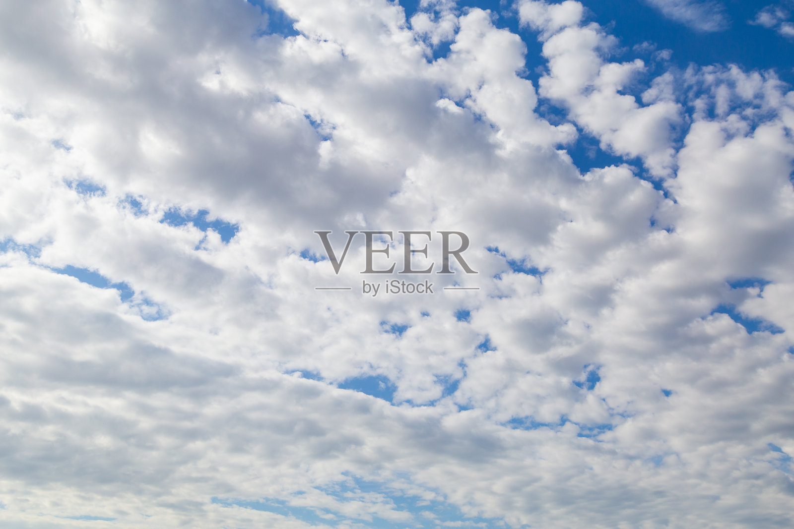 美丽的蓝色多云天空在刮风的天气。背景或空白照片摄影图片