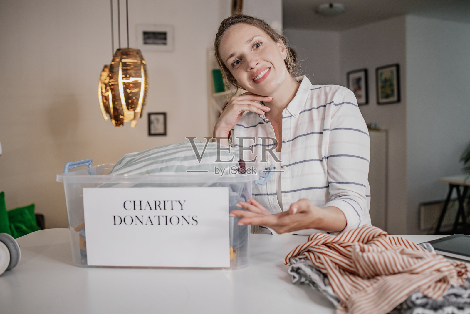 一名妇女为慈善组织准备捐款的肖像照片摄影图片