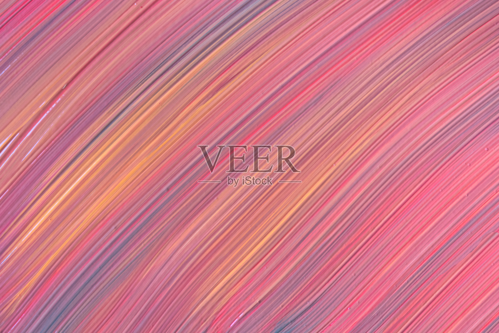 抽象画底色浅紫色和蓝色。在画布上用粉红色的笔触和水彩画。照片摄影图片