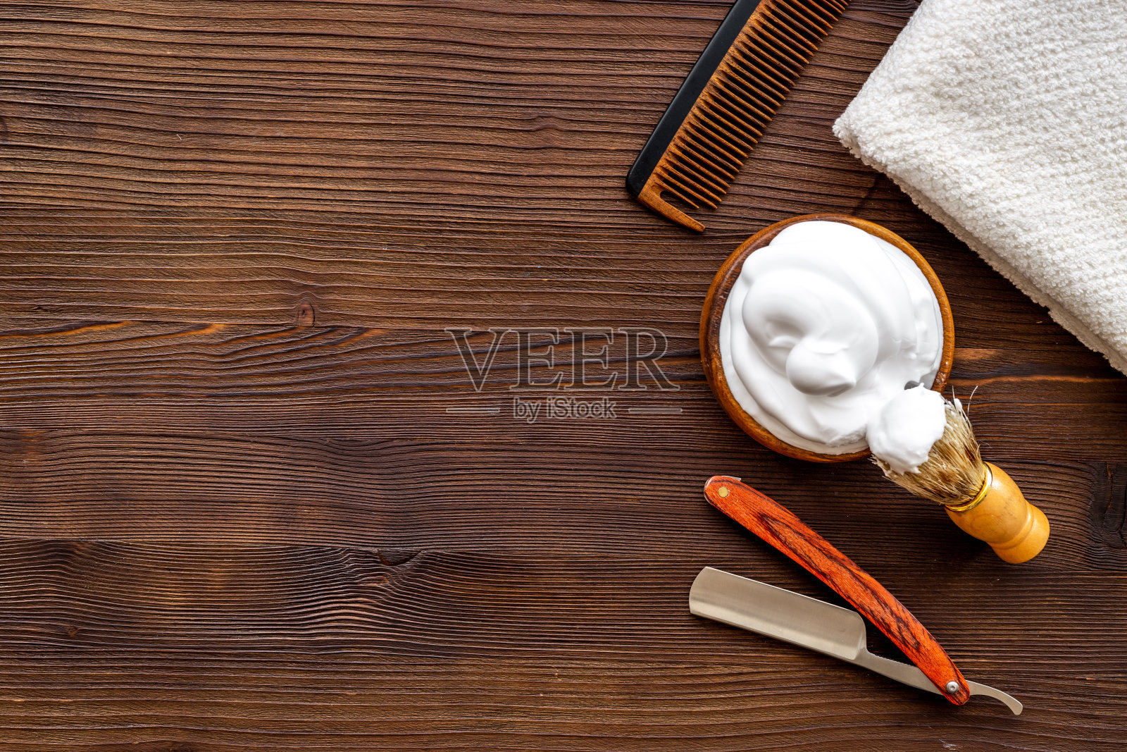 一套理发工具和理发剪刀。俯视图照片摄影图片