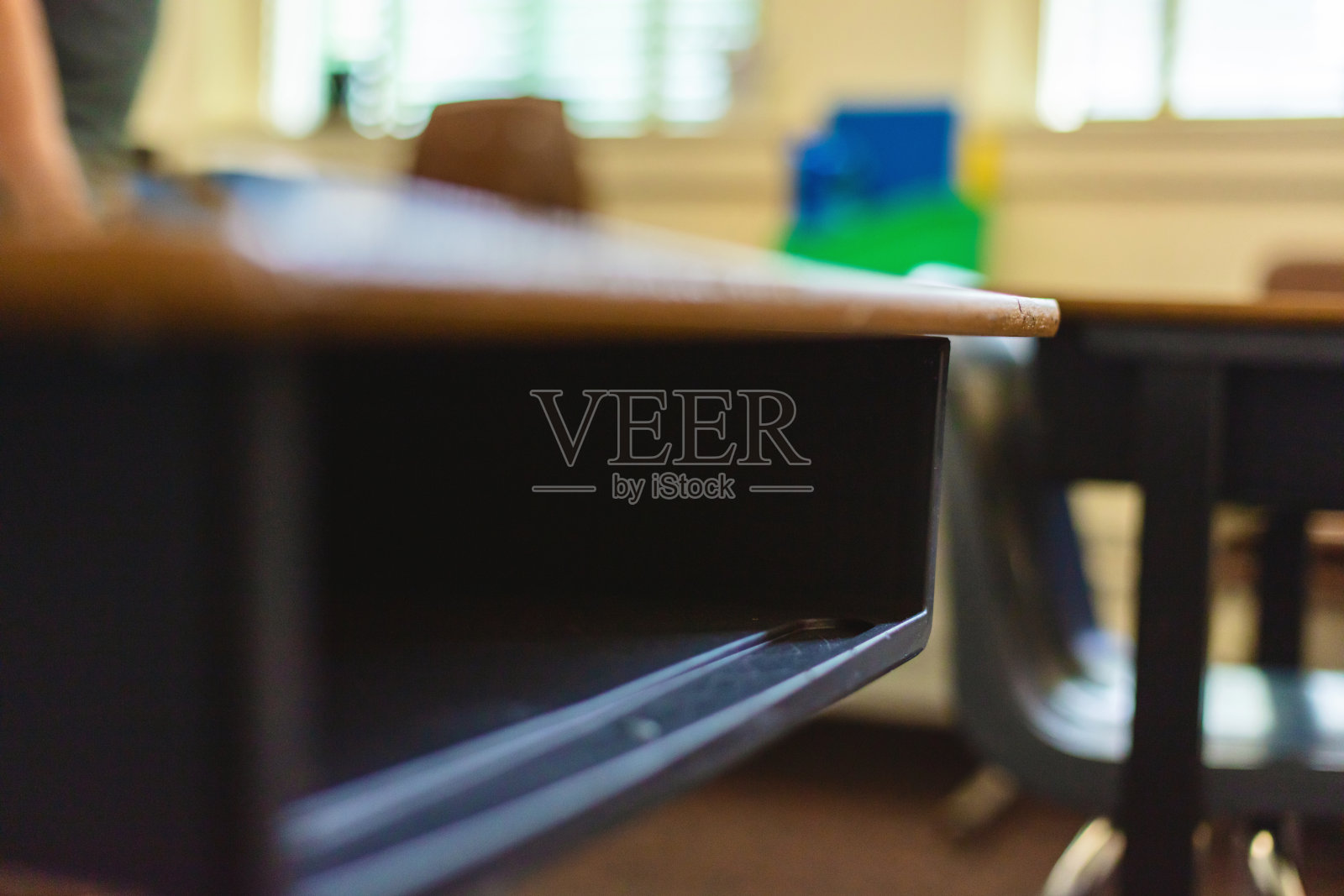 课桌作为空教室的一部分准备回到学校的照片系列照片摄影图片