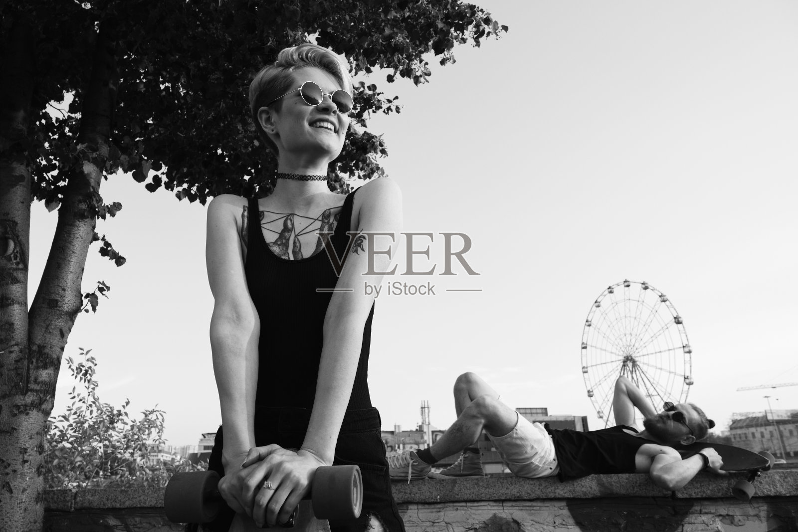 夫妻在户外吵架时分开照片摄影图片