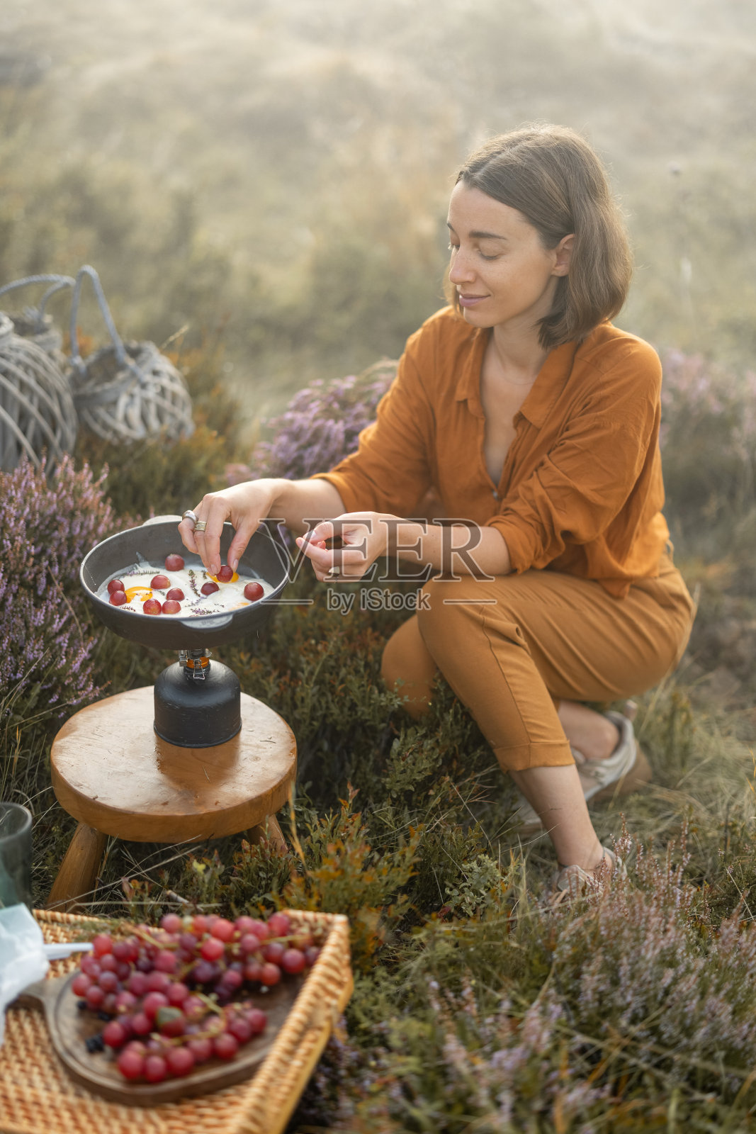 在山里做早餐的女人照片摄影图片