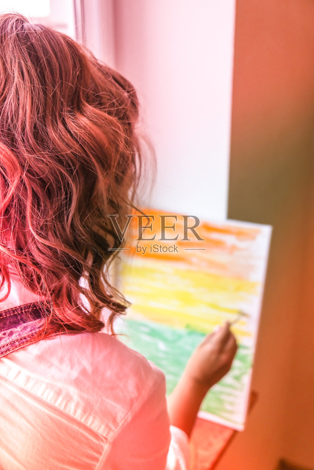 创作过程中的画家。艺术家工作场所，爱好，工艺工具。艺术家女性油画。专业年轻女画家在车间作画照片摄影图片