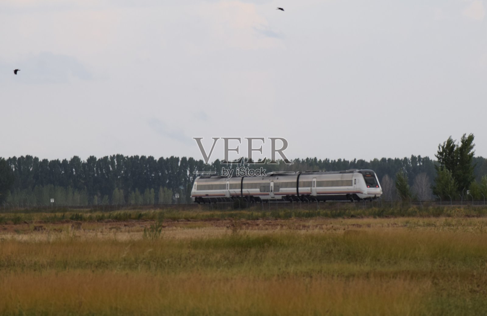 在跑道上运行的火车照片摄影图片