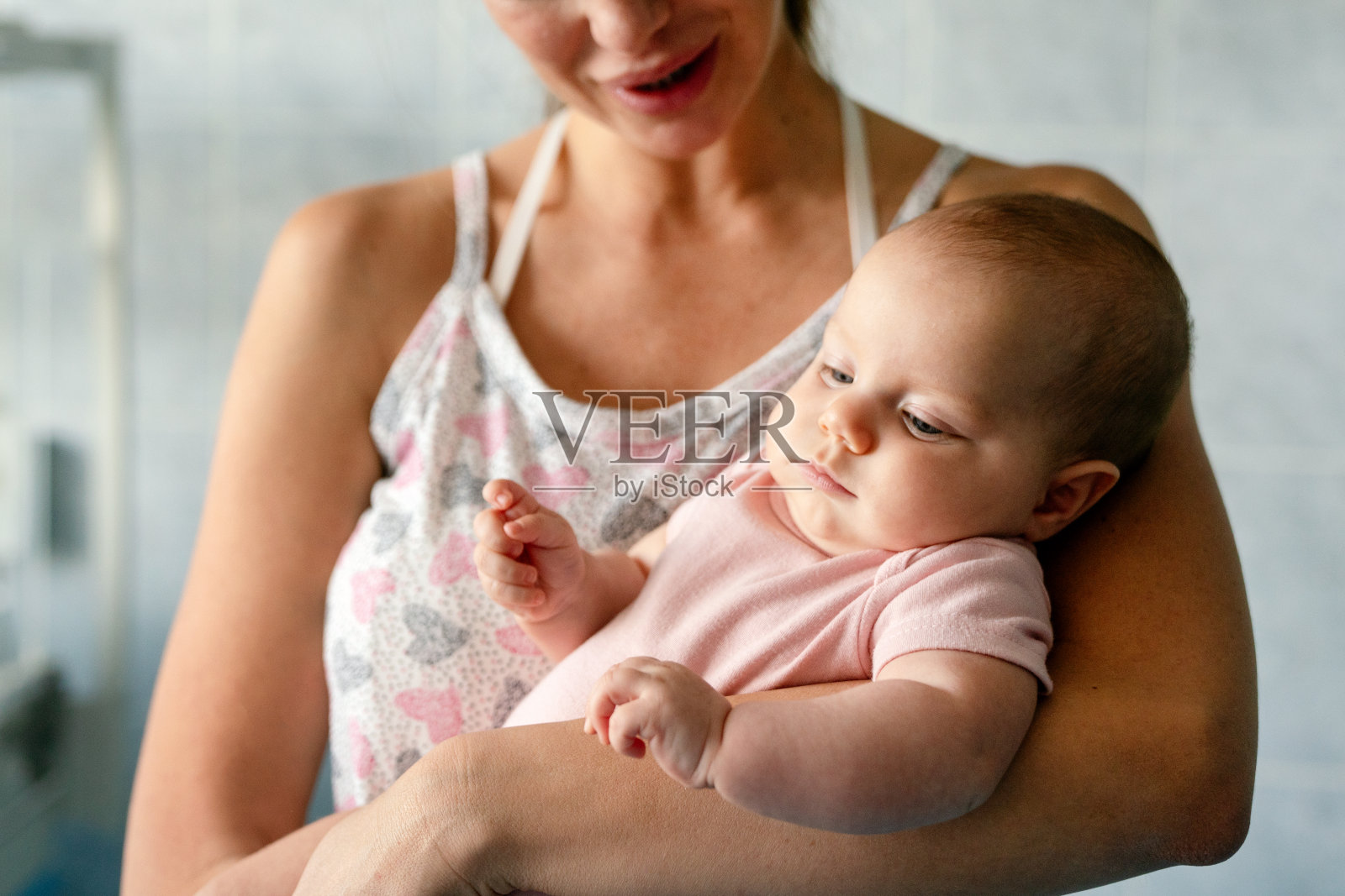 幸福快乐的家庭。母亲和婴儿亲吻、欢笑、拥抱照片摄影图片