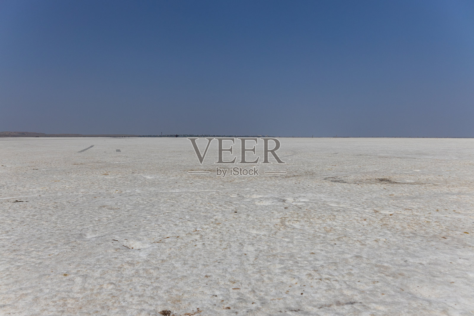 俄罗斯阿斯特拉罕地区Baskunchak湖岸边的矿物盐照片摄影图片