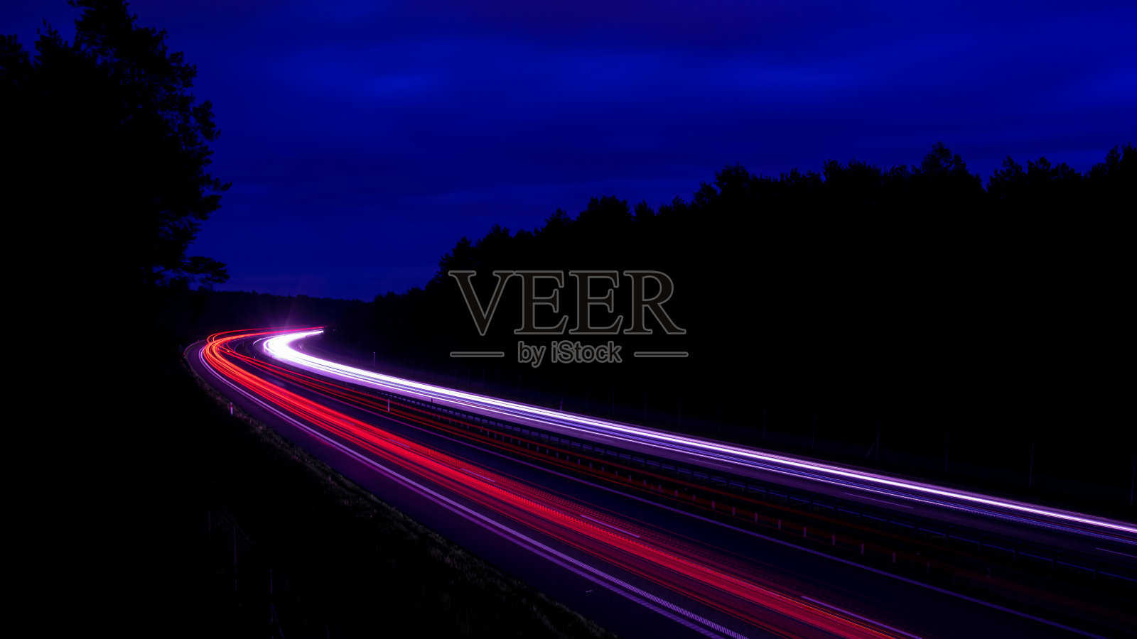 夜灯。夜间行驶的汽车的灯光。长时间曝光红、蓝、橙，五彩缤纷照片摄影图片