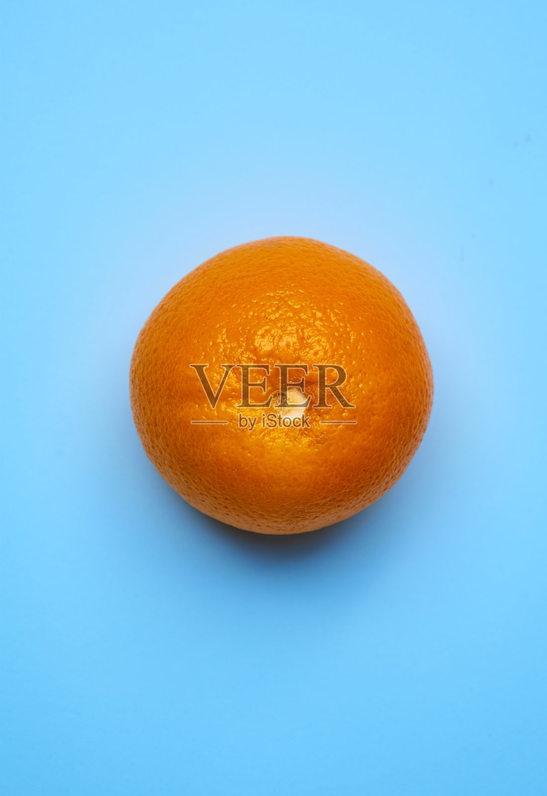 蓝色背景上的水果。食物放在简单的背景上。照片摄影图片