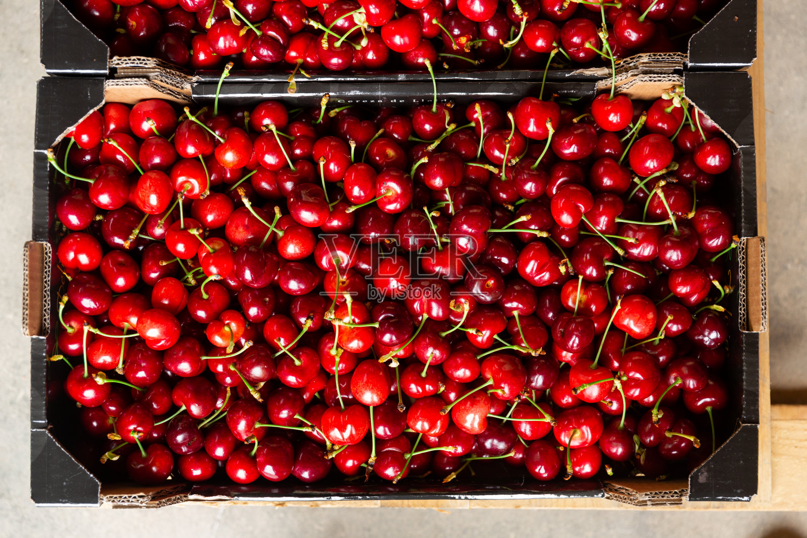 装满成熟的红樱桃的箱子照片摄影图片