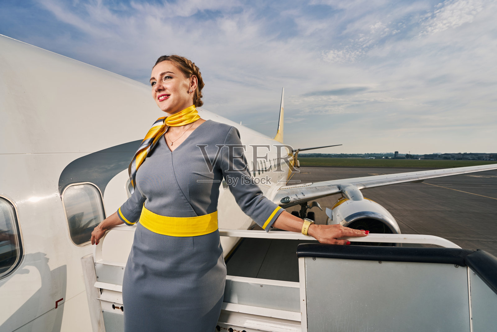 快乐可爱的空中小姐凝视着远方照片摄影图片