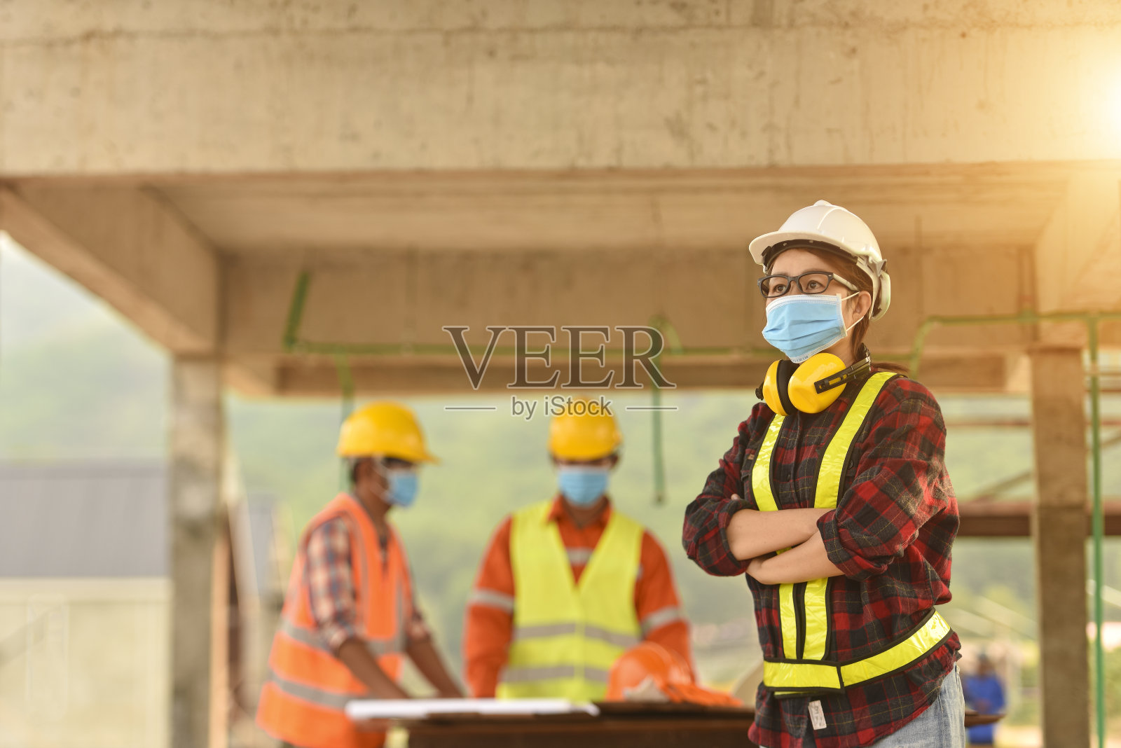 女检查员和建筑师讨论照片摄影图片