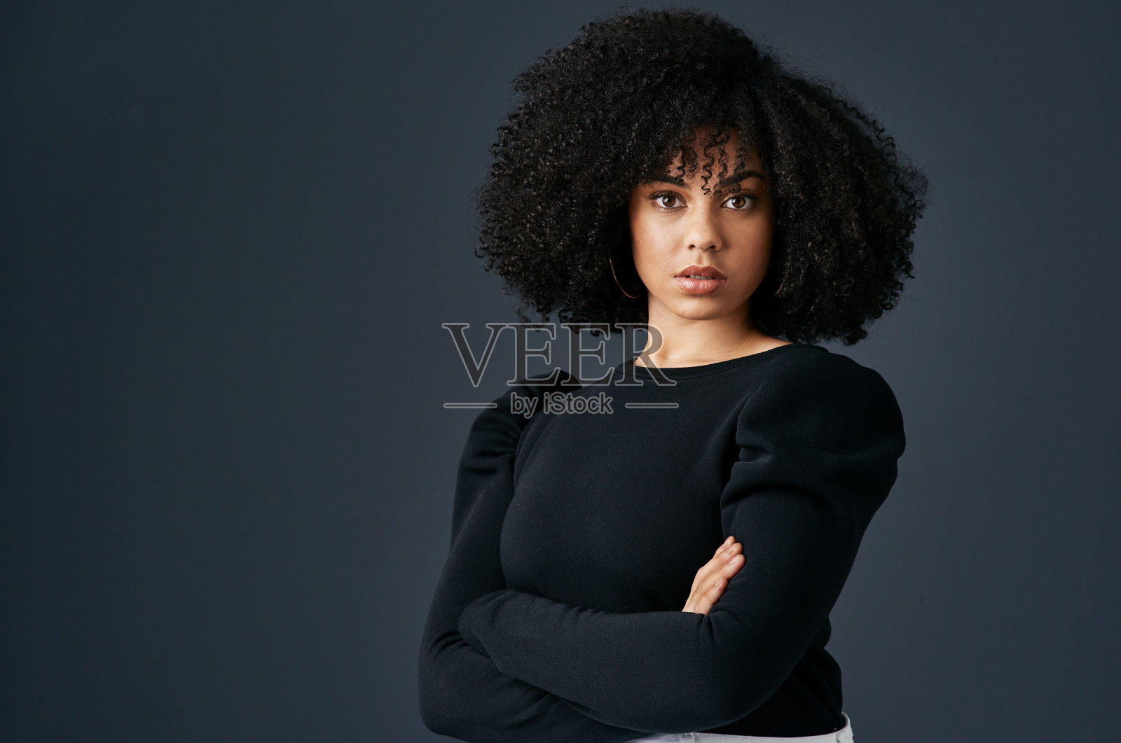 一个年轻的女商人在摄影棚背景下拍摄照片摄影图片