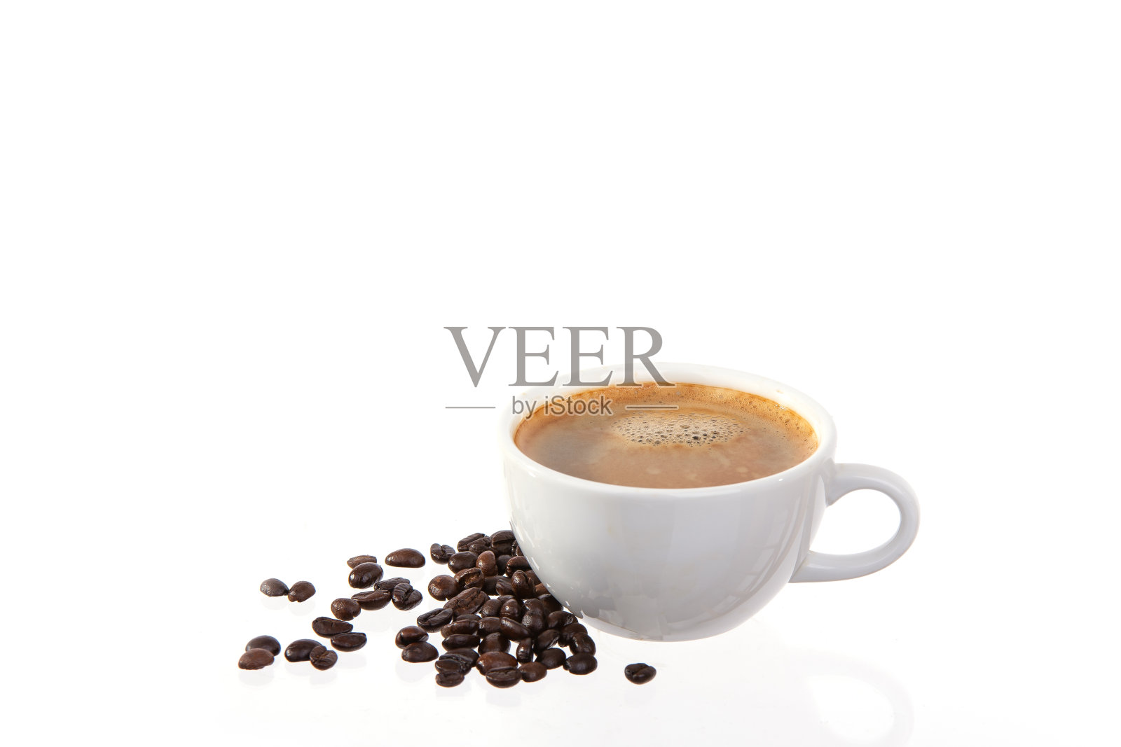 在白色的背景上隔离的白色杯子上的咖啡上的克雷玛。影棚拍摄。照片摄影图片