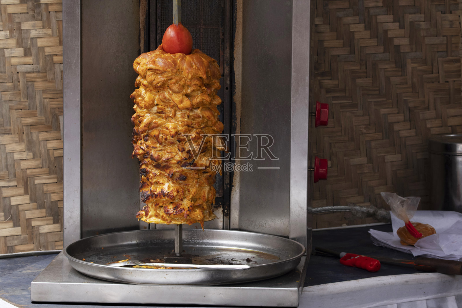 沙瓦玛:印度马哈拉施特拉邦浦那的一种阿拉伯菜，把肉切成薄片，堆成锥形，放在慢慢转动的垂直烤肉架上烤照片摄影图片