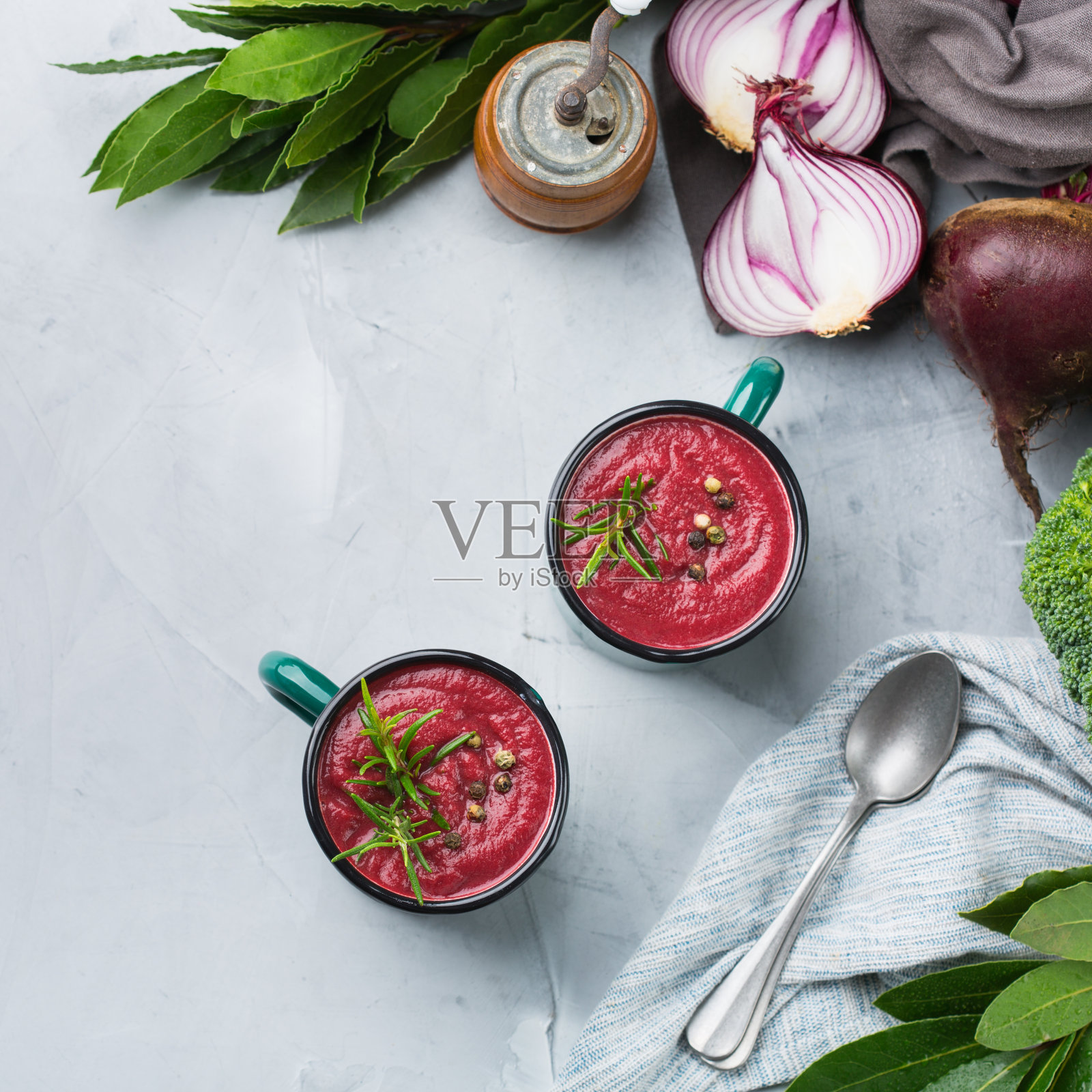 秋天的季节，秋天的奶油甜菜根汤摆在桌上照片摄影图片