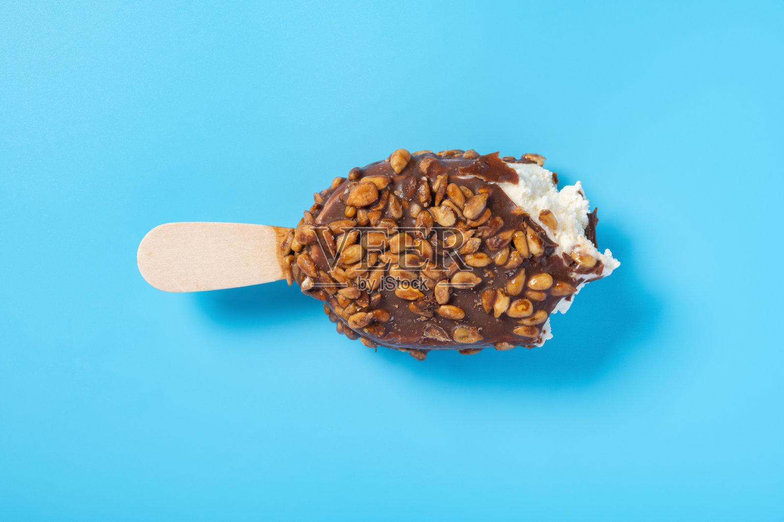 俯视图巧克力外冰棒与瓜籽与一对咬蓝色背景照片摄影图片