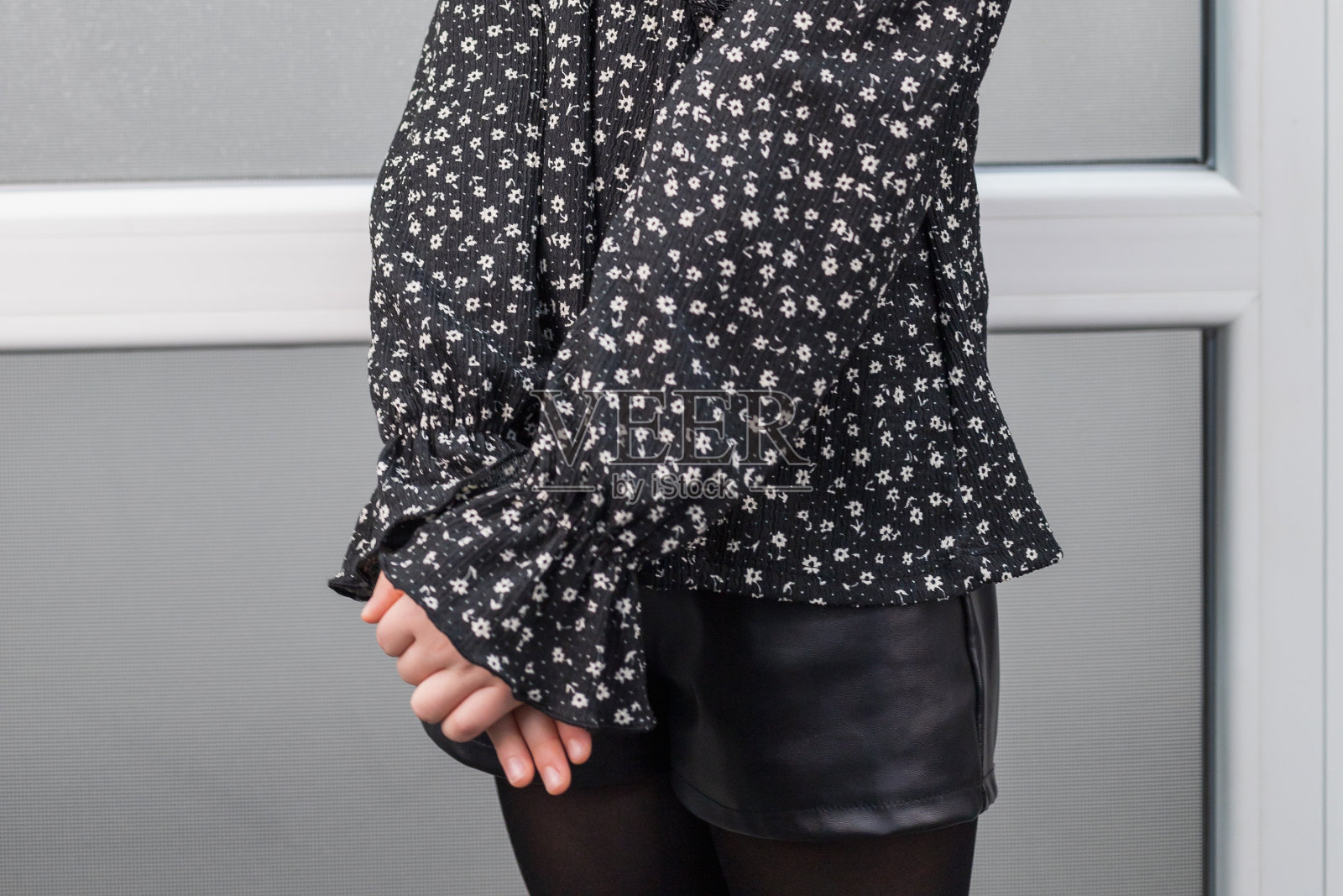 十几岁的小女孩在办公室旁边的橱柜墙上有一个放文字的地方照片摄影图片