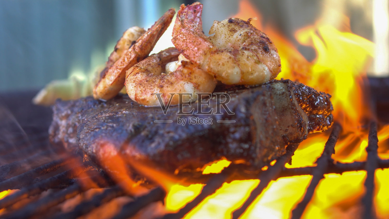 肋眼牛排配大虾，用火烧烤照片摄影图片