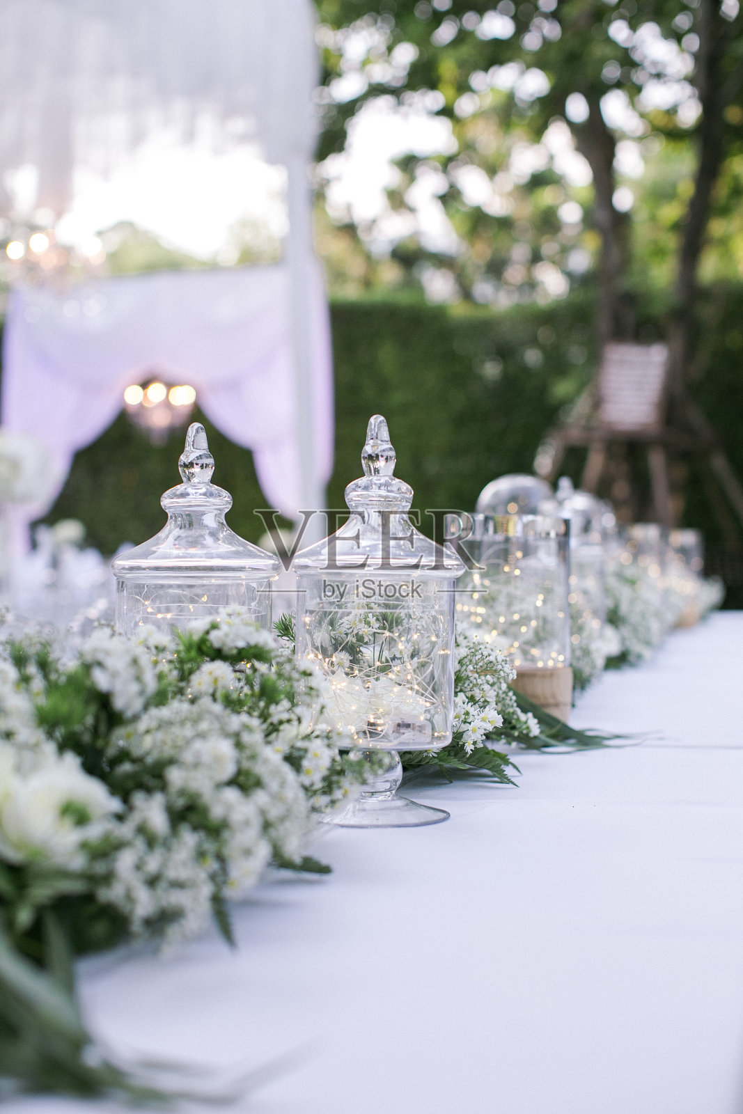 为宴会或婚宴准备的桌子。照片摄影图片