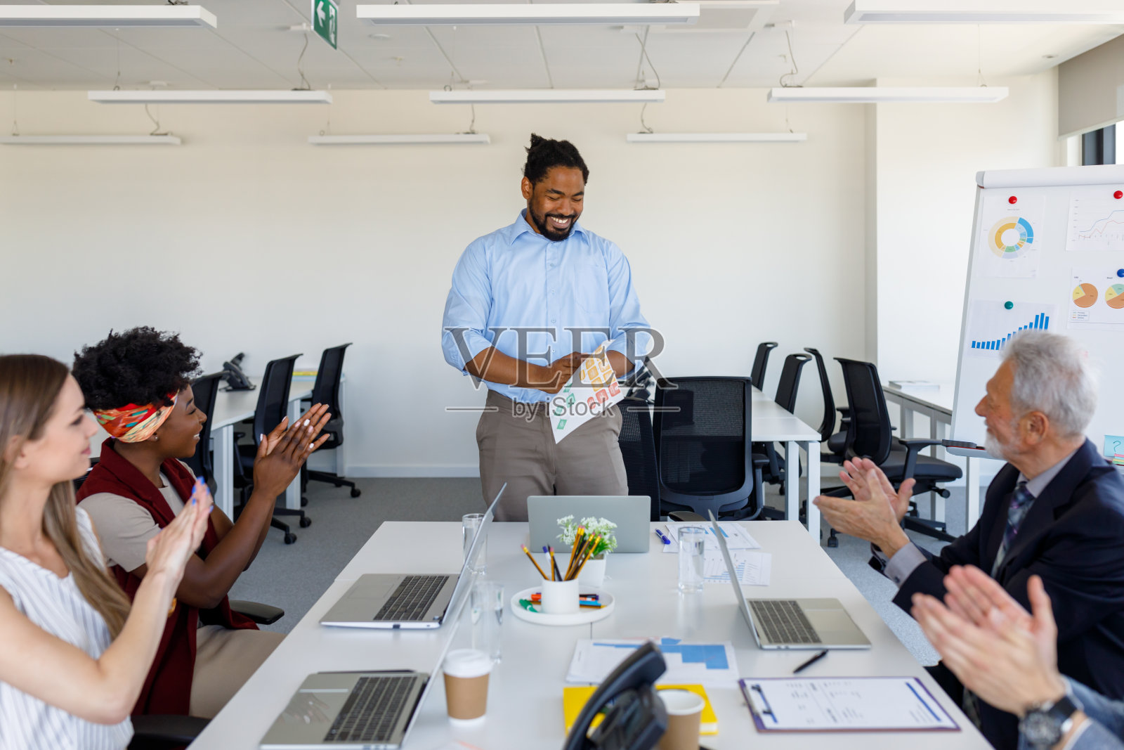 一位年轻的非洲裔商人和同事在公司办公室制定新的商业计划和分析新的想法照片摄影图片