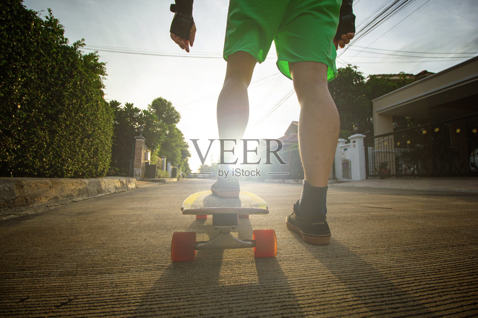 冲浪运动员在户外玩滑板运动。照片摄影图片