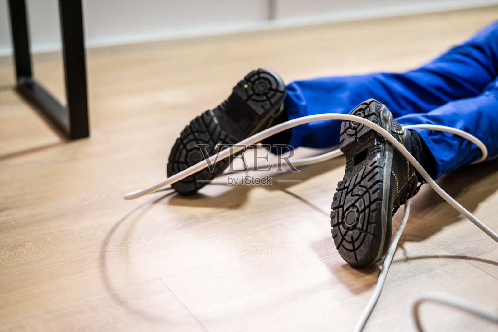 电工人电缆绊倒伤照片摄影图片