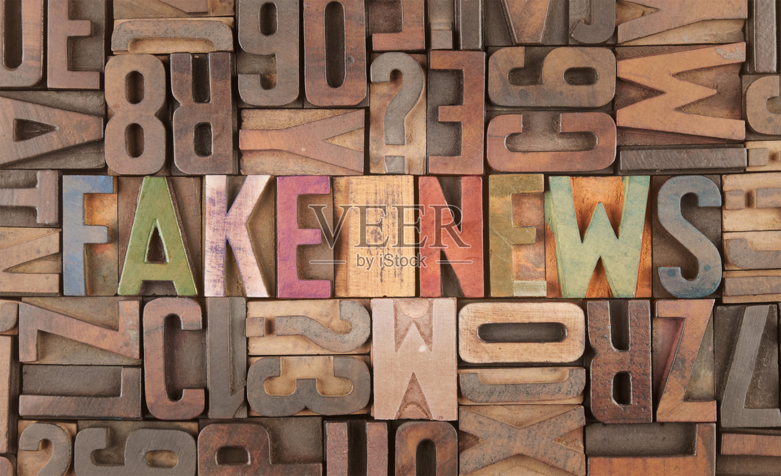 老式凸版木块上的假新闻词汇照片摄影图片