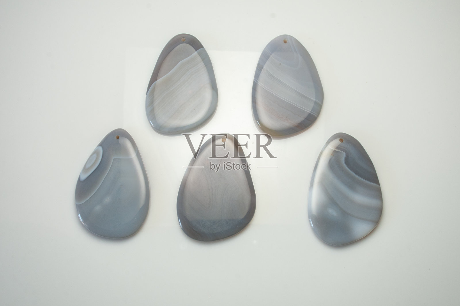 天然灰色玛瑙圆片五件照片摄影图片