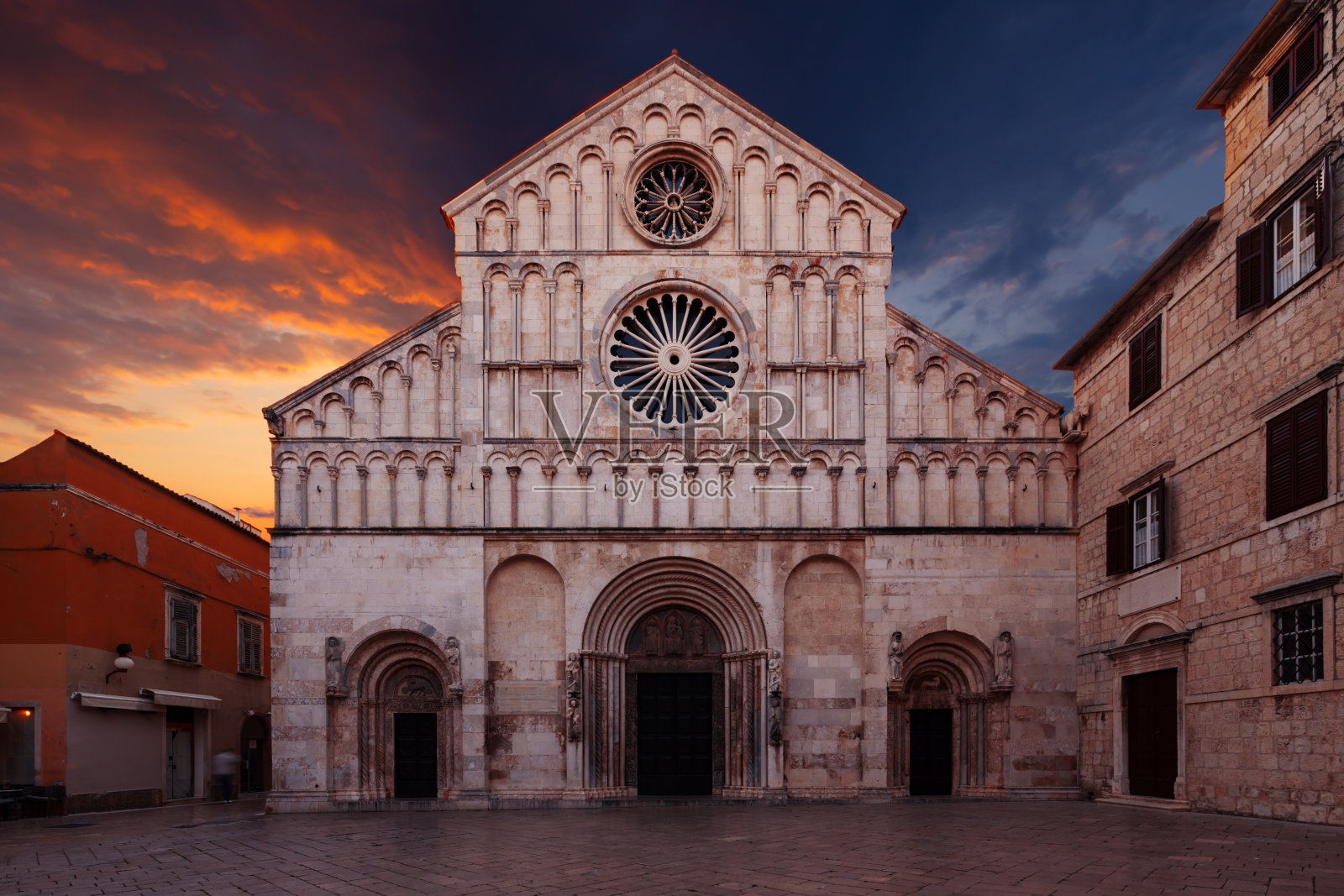 扎达尔罗马论坛的圣多纳图斯教堂。克罗地亚。照片摄影图片