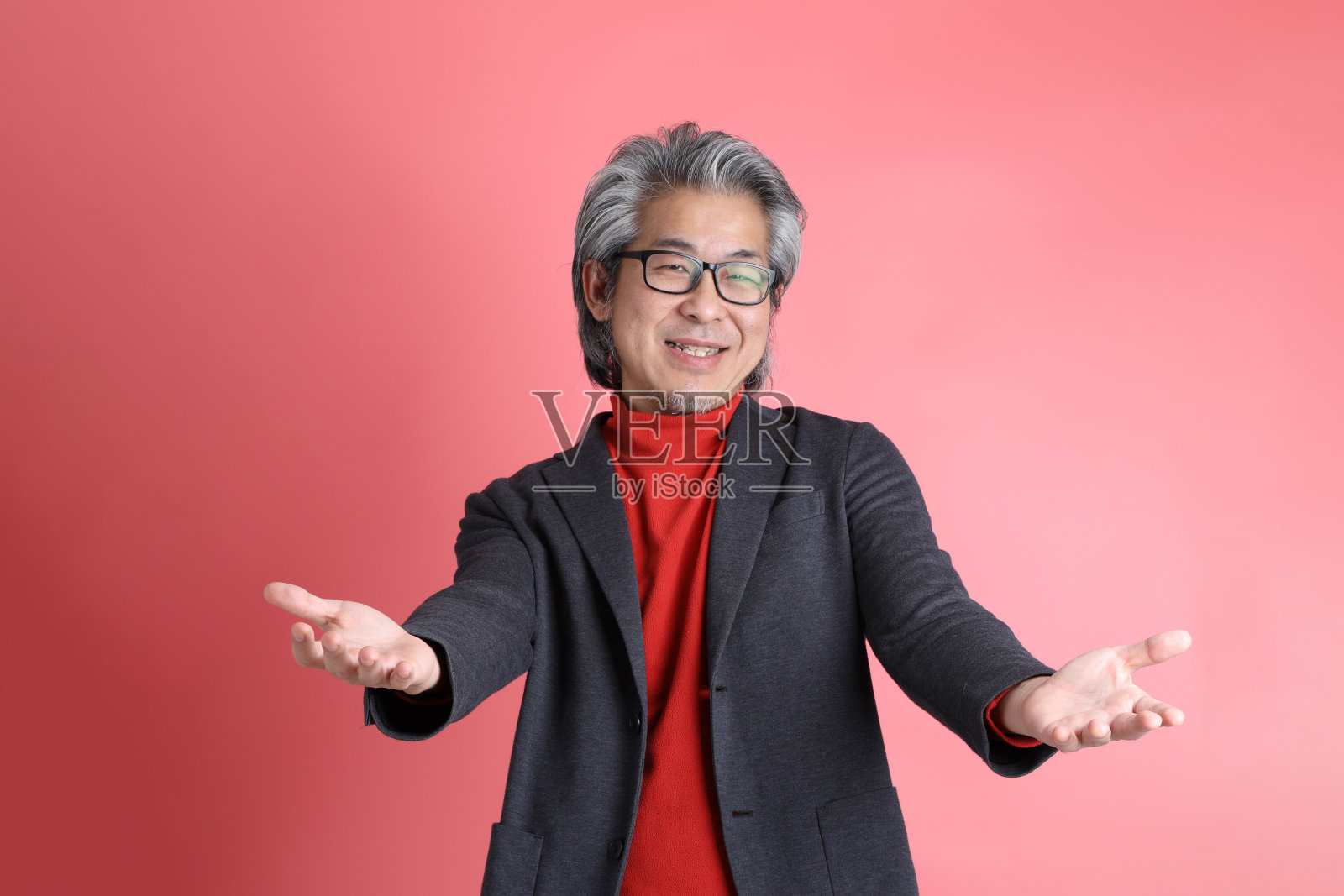 男人在粉红色的照片摄影图片