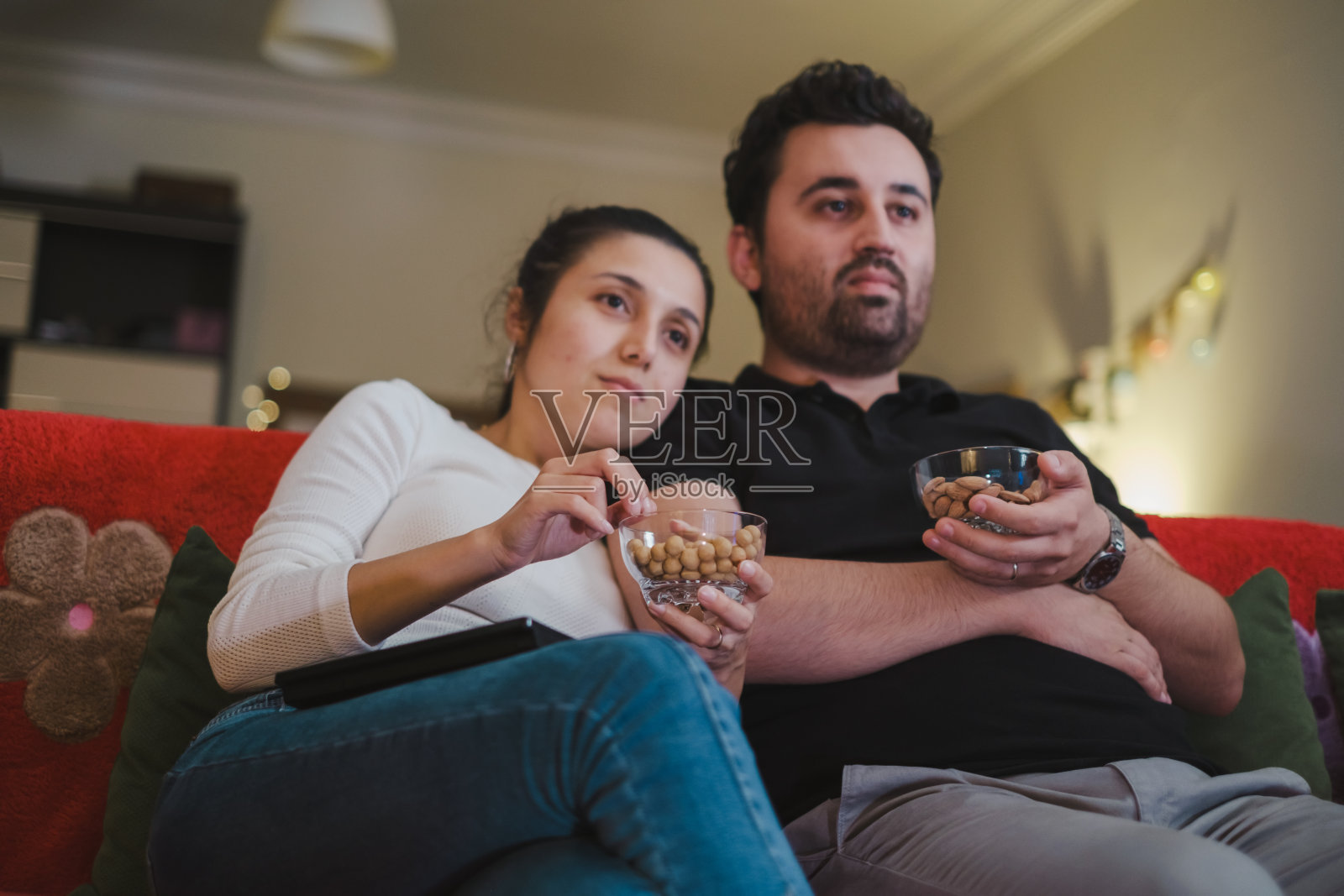 年轻夫妇在家里看电视照片摄影图片