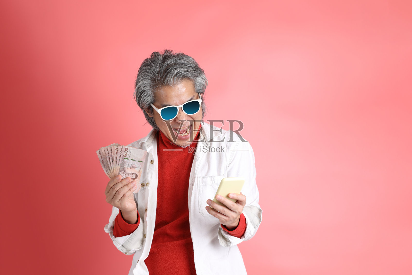 男人在粉红色的照片摄影图片