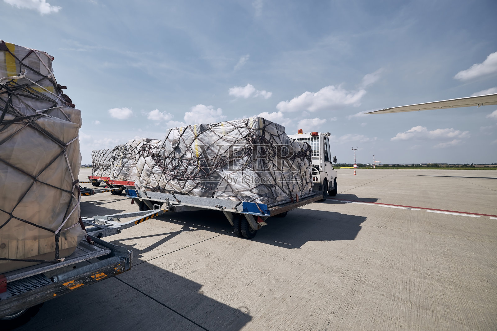 货物空运前准备货物集装箱照片摄影图片